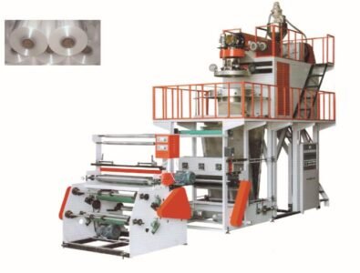 Máquina extrusora de film de polipropileno para fabricación de bolsas plásticas biodegradables, con bobinas de film en la parte superior.
